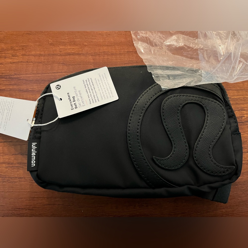 Lululemon NWT | Everywhere Belt Bag in Black/BlackVolume: 1L - Picture 7 of 10